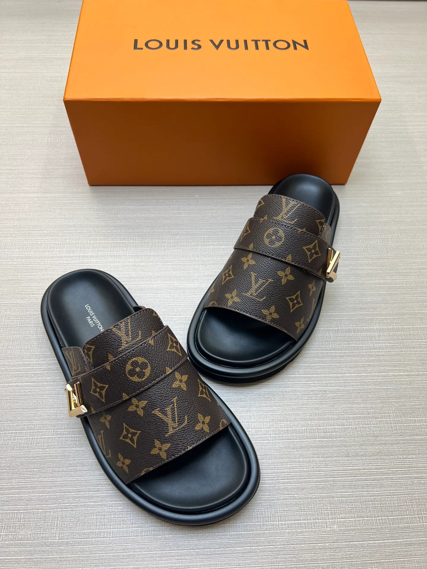 Factory price: 360💰【LOUIS VUITTON】Louis Vuitton, LV printing, men's and women's slippers are on the market, drawer box packaging with cloth bag, card, the upper pattern looks very soft and waxy, super versatile leg slimming artifact. Fabric: imported denim/canvas/old fabric, LV hardware LOGO, official website pattern printing, comfortable to wear, foot pads: high elastic men's shoes💰U water table. Sole: foam sole, heel height: about 5cm. Code number: 35-46, 35, 45, 46 are custom-made and non-returnable. Color: multiple colors and styles available.
